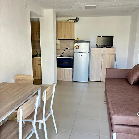 Apartment Garden Haven 100m From The Sea