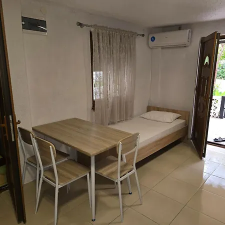 Garden Haven 100m From The Sea Apartament