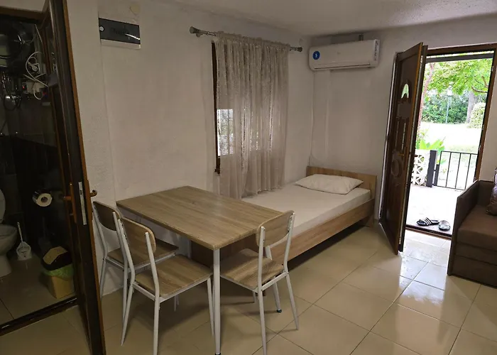 Garden Haven 100m From The Sea Apartament